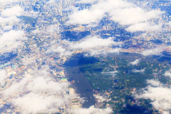 Schöner Blick auf den Himmel durch das Flugzeugfenster — Stockfoto