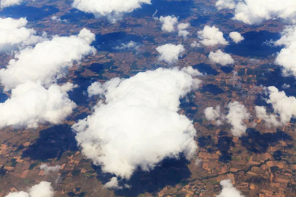 Vista céu bonito através da janela plana — Fotografia de Stock