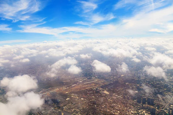 Hermosa vista del cielo a través de ventana plana —  Fotos de Stock