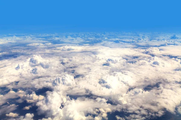 Красивый вид на небо через окно самолета — стоковое фото