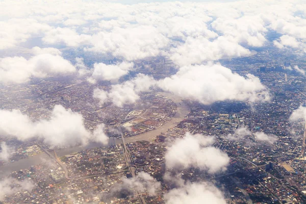 Vista céu bonito através da janela plana — Fotografia de Stock