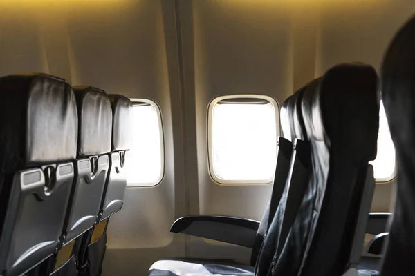 Окно самолета изнутри самолета — стоковое фото