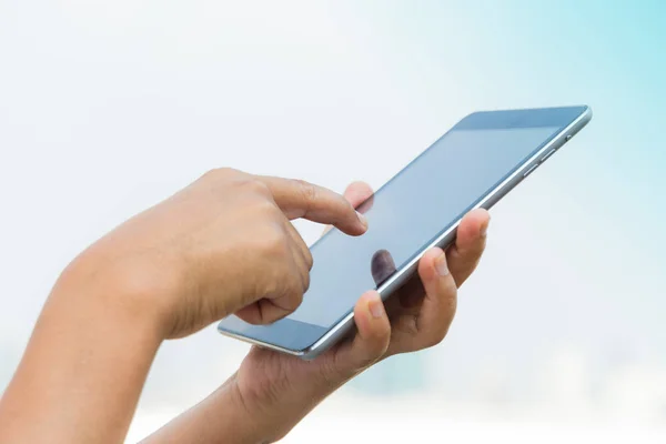 Manos de hombre de negocios trabajando en tableta digital al aire libre —  Fotos de Stock