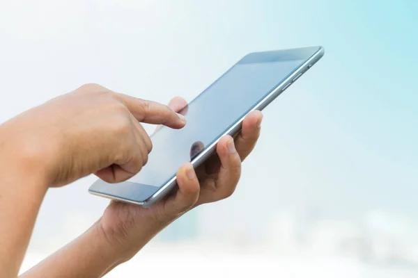 Handen van zakenman werken op digitale tablet buiten — Stockfoto