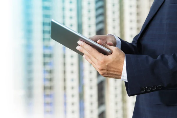Hände von Geschäftsleuten arbeiten an digitalem Tablet im Freien — Stockfoto