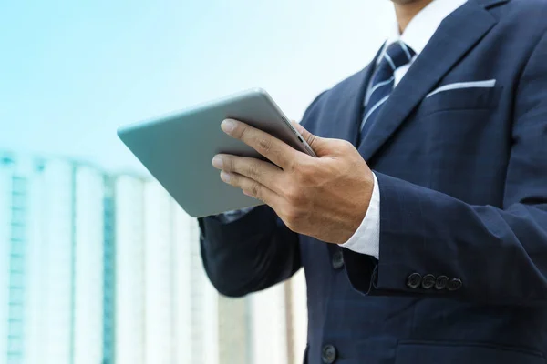 Manos de hombre de negocios trabajando en tableta digital al aire libre —  Fotos de Stock