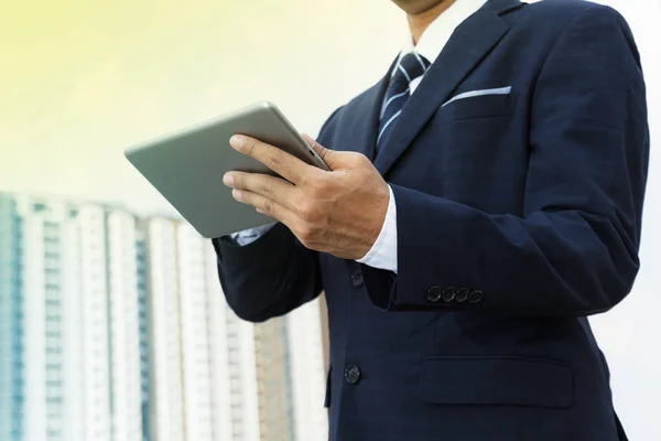 Manos de hombre de negocios trabajando en tableta digital al aire libre —  Fotos de Stock