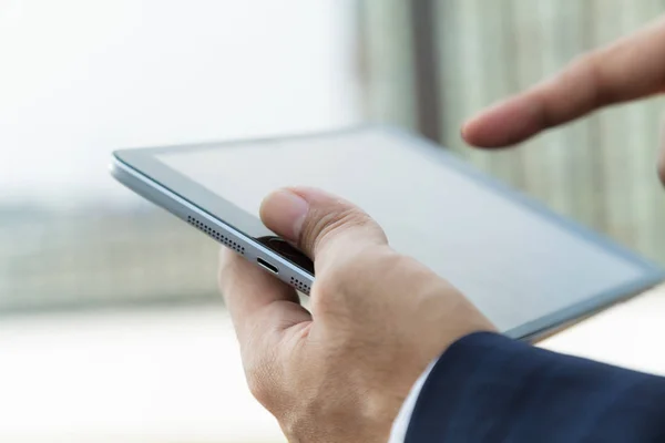 Händerna på affärsman som arbetar på digitala tablett utomhus — Stockfoto