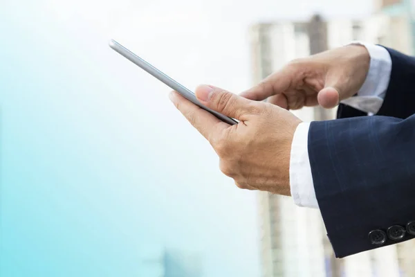Mãos de homem de negócios trabalhando em tablet digital ao ar livre — Fotografia de Stock
