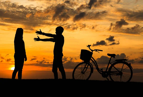 Silhouette of sweet couple in love happy time and bicycle in bea — Stock Photo, Image