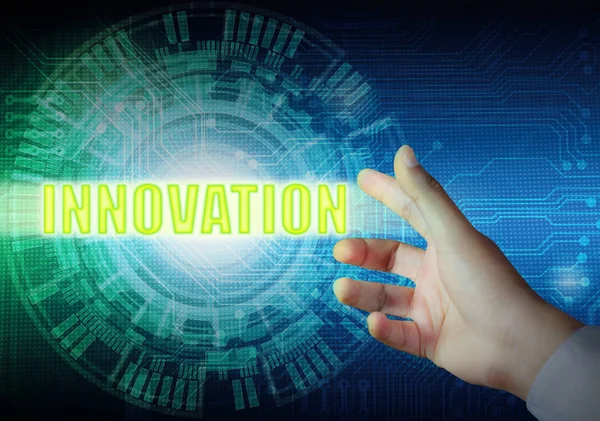 Affärsman hand att vidröra Innovation knapp med teknik Abst — Stockfoto