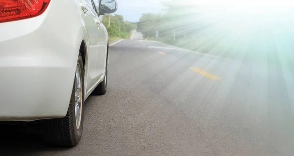 Close-up van de kant van de witte auto en licht op asfaltweg — Stockfoto