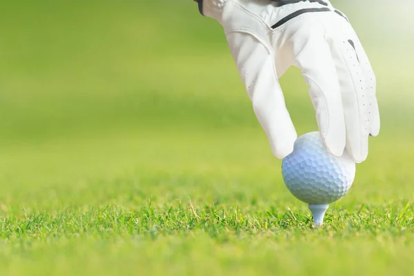 Balle de golf sur tee dans le terrain de golf — Photo