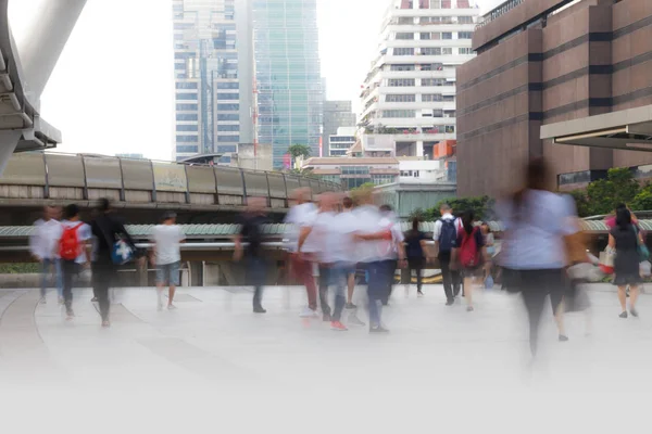 Люди, идущие в движении, размыты в городе — стоковое фото