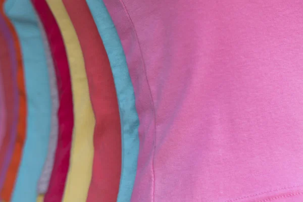 Le coloré des t-shirts pour femmes à la boutique — Photo