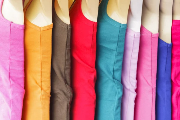 Le coloré des t-shirts pour femmes à la boutique — Photo