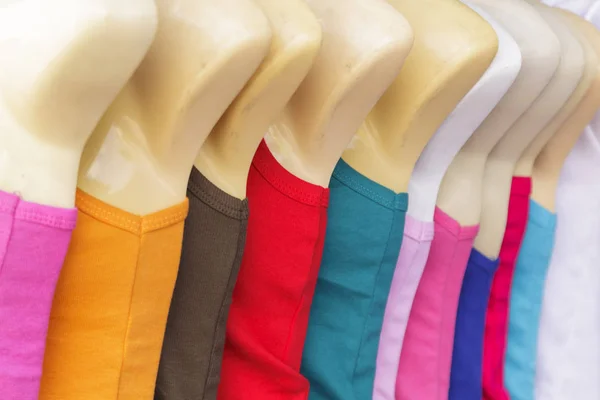 A színes női póló a boltban — Stock Fotó