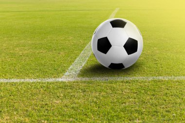Futbol sahasında futbol topu