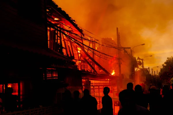 燃烧中的房子的轮廓 — 图库照片