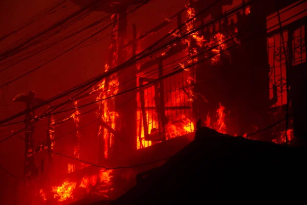 La silueta de la casa en llamas —  Fotos de Stock