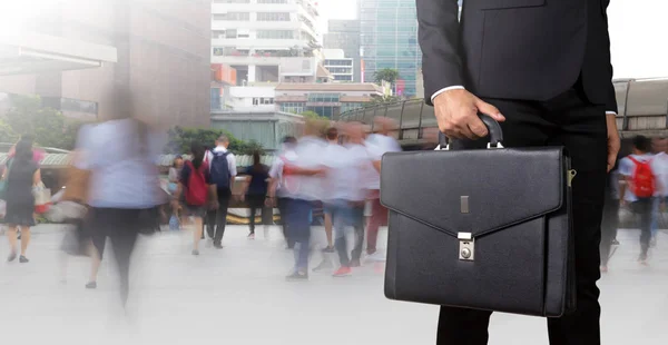 Empresario sosteniendo un maletín —  Fotos de Stock