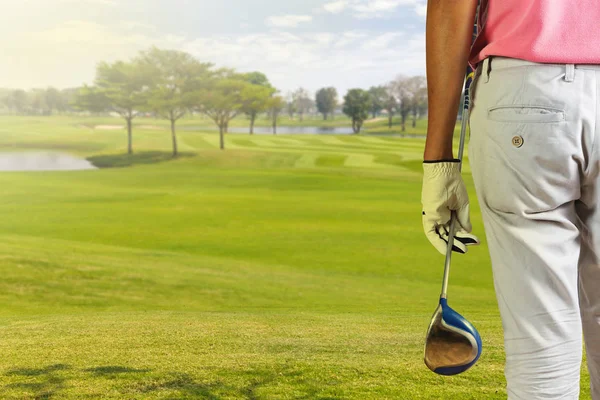 Bir golf kulübü golf sahası içinde sahip golf oyuncu