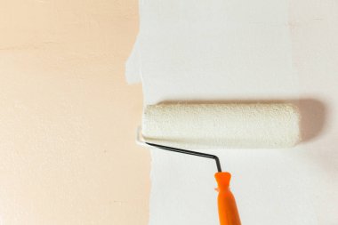 Ressam boyama duvarları içinde ev beyaz