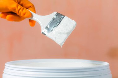 Ressam boyama duvarları içinde ev beyaz