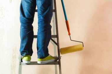 Ressam boyama duvarları içinde ev beyaz