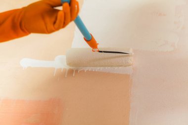 Ressam boyama duvarları içinde ev beyaz