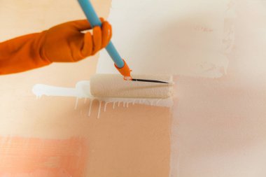 Ressam boyama duvarları içinde ev beyaz