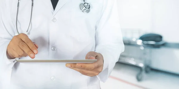 Doctor using a digital tablet — Stock Photo, Image