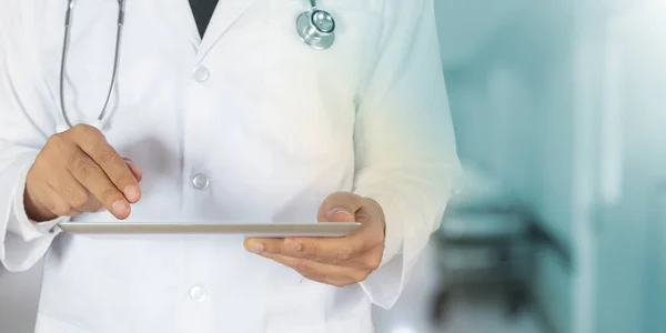 Doctor using a digital tablet — Stock Photo, Image