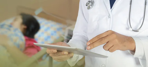 Healthcare and Medicine, Doctor using a digital tablet — Stock Photo, Image