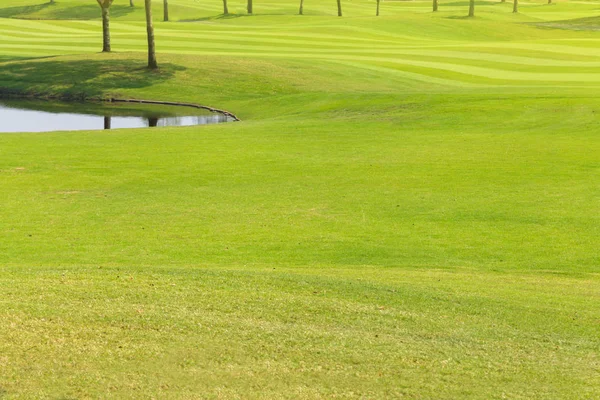 Hermoso campo de golf paisaje de verano — Foto de Stock