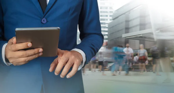 Affärsman med digital tablett med modern byggnad — Stockfoto