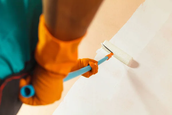 Painter painting the walls white in house — Stock Photo, Image