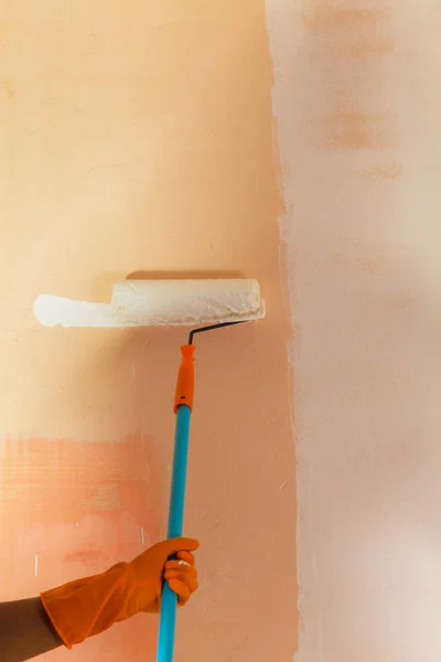 Schilder, schilderen van de muren wit in huis — Stockfoto