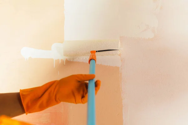 Painter painting the walls white in house — Stock Photo, Image