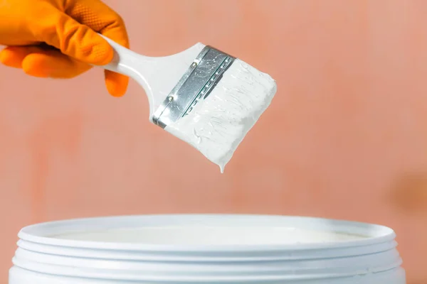 Painter painting the walls white in house — Stock Photo, Image