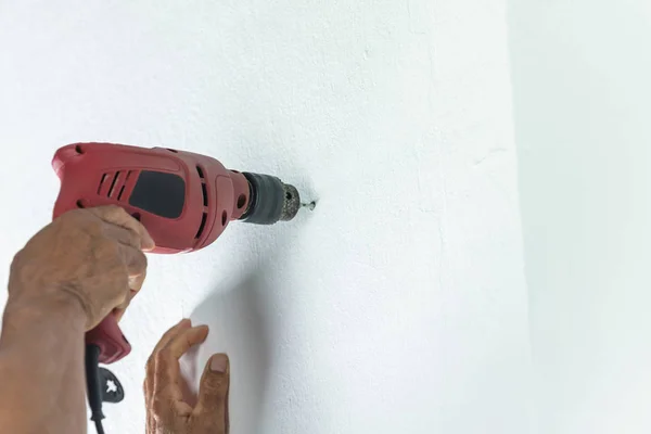 Construtor ou trabalhador de perfuração com uma máquina ou broca — Fotografia de Stock