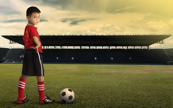 Pequeño jugador de fútbol — Foto de Stock