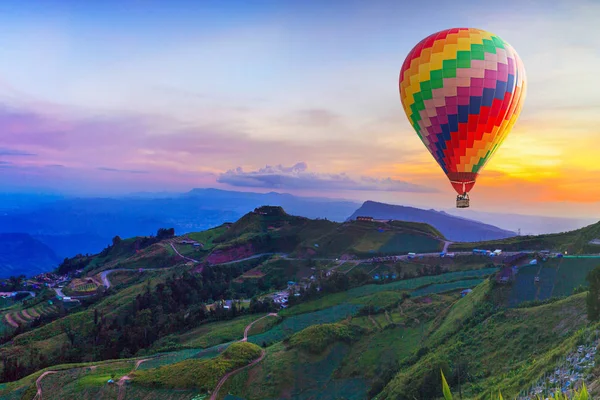 Balon na ogrzane powietrze na pięknej górskiej — Zdjęcie stockowe