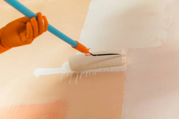 Painter painting the walls white in house — Stock Photo, Image