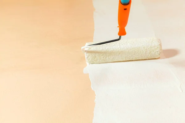 Pintor pintando las paredes blancas en casa —  Fotos de Stock