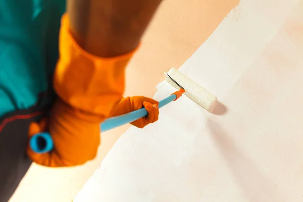 Malarz, malowanie ściany białe w domu — Zdjęcie stockowe