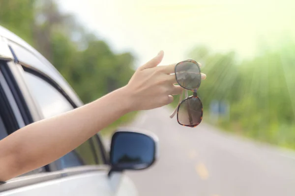 Frau schlägt Autoscheibe auf Landstraße ein — Stockfoto