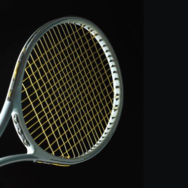 Tenis raketi siyah arka plan üzerine