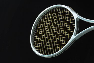 Tenis raketi siyah arka plan üzerine