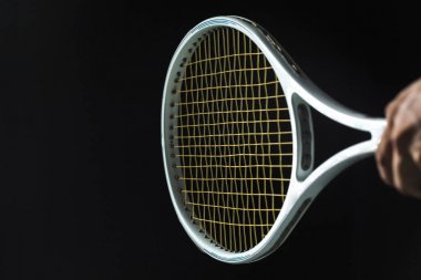 Tenis raketi siyah arka plan üzerine